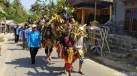 Empat calon dikirab menuju lokasi pemilihan Ketua RW di Dusun Keron, Desa Krogowanan, Kecamatan Sawangan, Kabupaten Magelang, Jawa Tengah, Sabtu (19/9/2020).