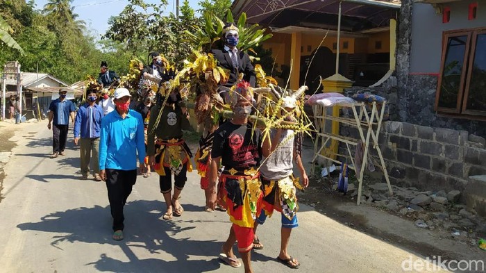 'Punakawan' Ikut Pemilihan Ketua RW di Magelang Proses pemilihan Ketua RW di salah satu dusun lereng Merbabu ini sangat menarik. Empat calon dikirab dengan memakai kostum punakawan. Pemilihan Ketua RW ini berlangsung di Dusun Keron, Desa Krogowanan, Kecamatan Sawangan, Kabupaten Magelang, Jawa Tengah.