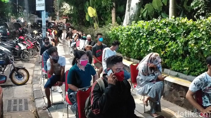Wali Kota Surabaya Tri Rismaharini memerintahkan Tim Satgas COVID-19 untuk me-rapid test bagi warga yang terjaring razia di Taman Apsari. Jika diketahui reaktif maka akan dilakukan tes swab.