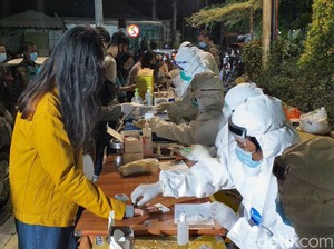 Risma Rapid Test Ratusan Warga Malam Mingguan, Hasilnya 19 Orang Reaktif