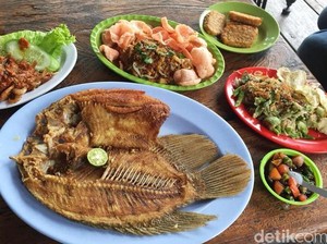 Bersantai dan Makan Enak di Warung Kampung Pinggiran Kota yang Asri