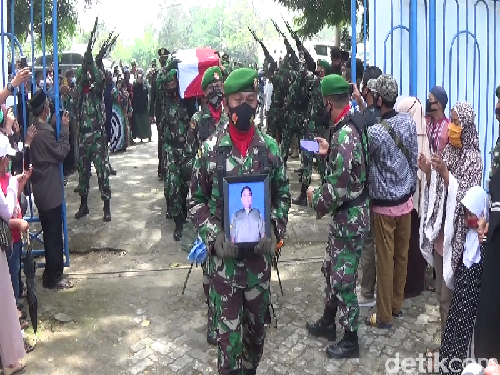 Serka Sahlan, anggota TNI yang gugur ditembak di Papua dimakamkan di TMP Palia Pinrang (Hasrul Nawir/detikcom)