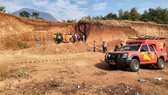 Sesosok mayat ditemukan tertimbun longsoran bekas galian pasir