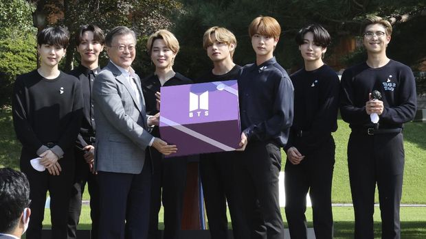 South Korea BTS South Korean President Moon Jae-in, third from left, receives a gift from members of South Korean K-Pop group BTS during a ceremony marking the National Youth Day at the presidential Blue House in Seoul, South Korea, Saturday, Sept. 19, 2020. (Lee Jin-wook/Yonhap via AP)