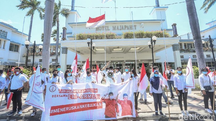 Puluhan anggota Taruna Merah Putih (TMP) menggelar deklarasi untuk memenangkan pasangan Eri-Armuji di Pilwali Surabaya 2020. Deklarasi digelar di Hotel Majapahit.