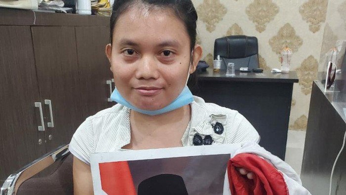 Tersangka dugaan pelecehan lambang negara Rohmeini Purba (28) diamankan Polda Sumut (ANTARA/HO)