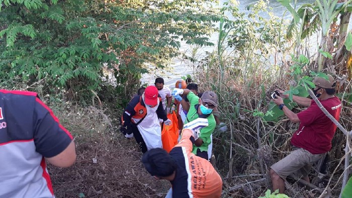 Seorang residivis kasus pencurian tewas tenggelam di Sungai Brantas, Kabupaten Mojokerto. Ia nekat terjun ke sungai untuk menghindari kejaran polisi.