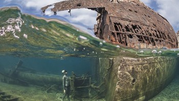 Marc Henauer berada di posisi kedua. Foto ini menampilkan rongsokan kapal Olympia di Pulau Amorgos, Yunani dan seorang penyelam bebas di depannya. Foto: Marc Henauer/Underwater Photo Contest 2020