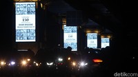 Videotron itu juga menayangkan jumlah dokter dan perawat yang gugur saat berjuang menangani pasien COVID-19.
