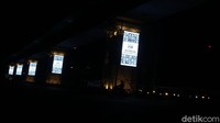 Jejeran videotron yang menayangkan tim medis COVID-19 terpampang di tiang penyangga jalan di kawasan Blok M, Jakarta.