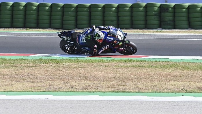Monster Energy Yamaha Spanish rider Maverick Vinales steers his bike during the fourth free practice session ahead of the Emilia Romagna MotoGP Grand Prix at the Misano World Circuit Marco Simoncelli on September 19, 2020. (Photo by ANDREAS SOLARO / AFP)