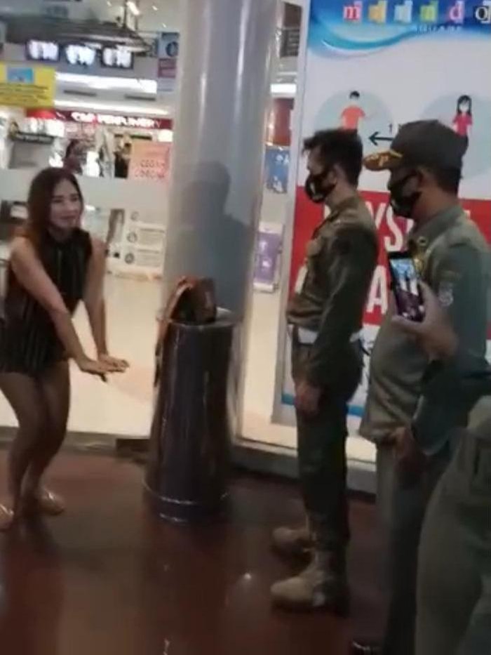 Viral petugas berkeliling menonton wanita tak bermasker yang dihukum di sebuah mal di Manado (Screenshot video viral)
