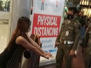 Ngemal Tak Pakai Masker, Wanita Dihukum dan Jadi Tontonan Petugas