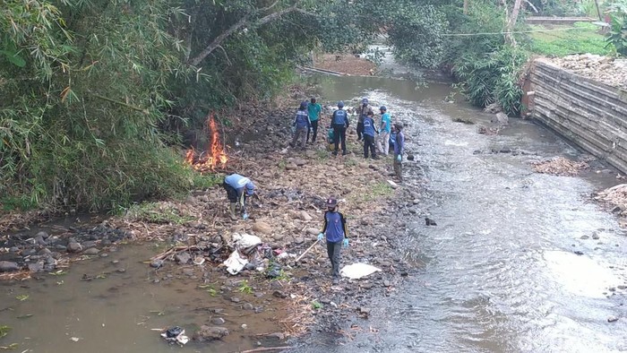 Warga Ciamis berjibaku membersihkan sungan di momen world cleanup day