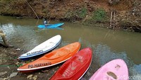 Selain memiliki suasana pedesaan, Cengkir Manis juga menawarkan wisata susur sungai. Ada sejumlah perahu yang bisa dinikmati pengunjung.