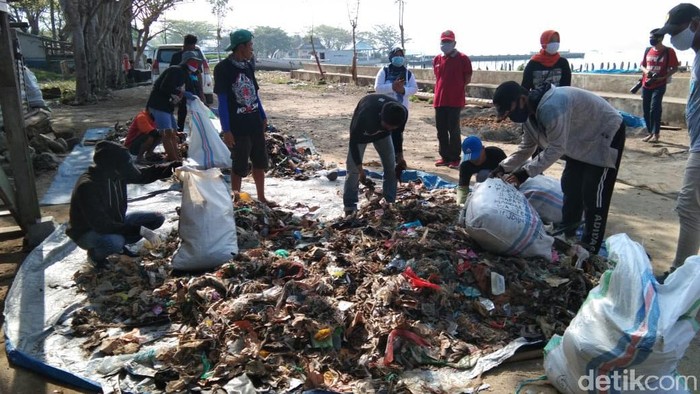 3 Ton sampah kiriman ditemukan di pantai Polman, Sulbar (Abdy-detikcom).