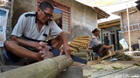 Dalam sehari Duli yang membuat sapu tutus bersama keluarganya ini mampu menghasilkan 50 buah sapu. Sapu buatan Duli sendiri saat ini sudah dipasarkan hingga Jawa Timur.