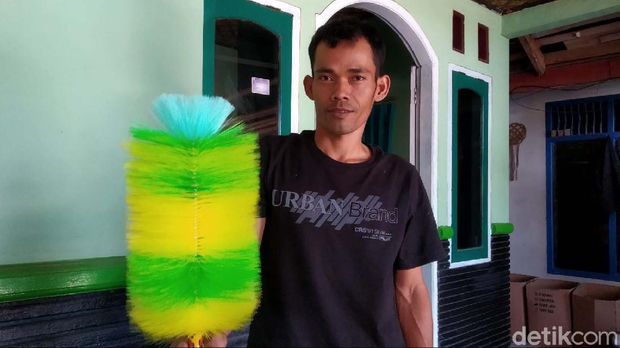 70 Persen warga Desa Tarikolot, Kecamatan Pancalang, Kabupaten Kuningan, merupakan pembuat kerajinan tradisional. Mereka memproduksi sapu, kemoceng dan lain-lain.