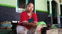 Dalam sehari, Hamim dan dua orang karyawannya mampu membuat 300 hingga 400 kemoceng dan alat pembersih botol.