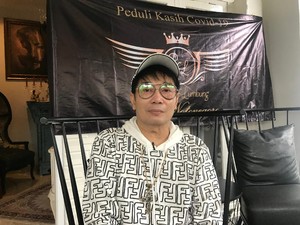 Adjie Notonegoro Bagi Rezeki ke Tukang Becak hingga Pemulung