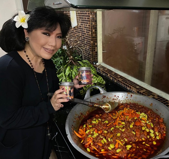 Ia paham cara membuat sambal tapi tak tahu soal pengemasan. Perempuan kelahiran Semarang, 54 tahun lalu, ini lantas mencari tahu teknik mengemas di YouTube. Ia juga dibantu oleh putranya yang seorang chef. Cuma sebatas bantu konsultasi saja, soalnya Ernest nggak doyan sambal. He-he-he, ungkap Anne Avantie. (Foto: Dok. Pribadi)