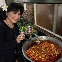 Ia paham cara membuat sambal tapi tak tahu soal pengemasan. Perempuan kelahiran Semarang, 54 tahun lalu, ini lantas mencari tahu teknik mengemas di YouTube. Ia juga dibantu oleh putranya yang seorang chef. Cuma sebatas bantu konsultasi saja, soalnya Ernest nggak doyan sambal. He-he-he, ungkap Anne Avantie. (Foto: Dok. Pribadi)