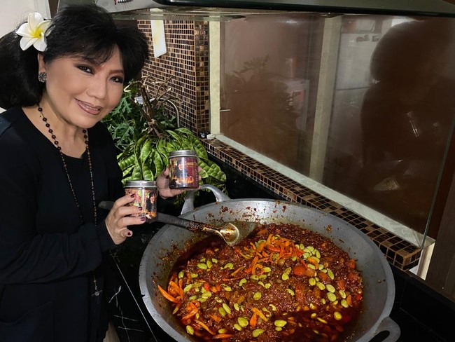 Beberapa minggu terakhir ini, akun Instagram Anne Avantie penuh dengan unggahan bertema kuliner. Foto-foto kebaya cantik yang biasa diunggahnya berganti sambal. Desainer asal Semarang, Jawa Tengah, ini bukan sedang meng-endorse sambal kiriman orang lain. Sambal-sambal tersebut adalah produk bisnis terbarunya. (Foto: Dok. Pribadi)