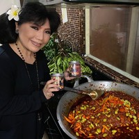 Beberapa minggu terakhir ini, akun Instagram Anne Avantie penuh dengan unggahan bertema kuliner. Foto-foto kebaya cantik yang biasa diunggahnya berganti sambal. Desainer asal Semarang, Jawa Tengah, ini bukan sedang meng-endorse sambal kiriman orang lain. Sambal-sambal tersebut adalah produk bisnis terbarunya. (Foto: Dok. Pribadi)