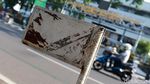 Bendera di Batu Granit Jalan Asia Afrika Bercopotan