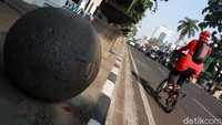 Seperti diketahui batu berbentuk bulat itu terpasang disepanjang pendestarian yang ada di Jalan Asia Afrika.