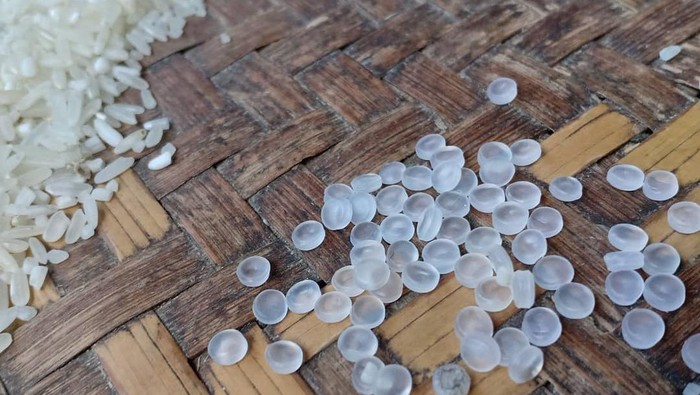 Beras bansos bercampur plastik di cianjur
