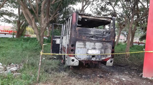 Bus di Kantor Bupati Pasangkayu dibakar anak di bawah umur (dok. Istimewa).
