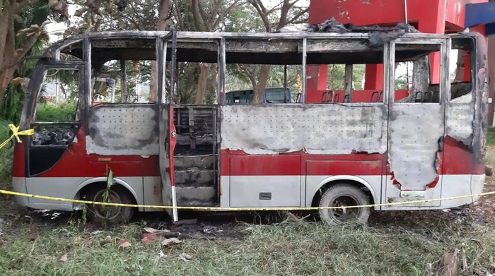 Bus di Kantor Bupati Pasangkayu dibakar anak di bawah umur (dok. Istimewa).