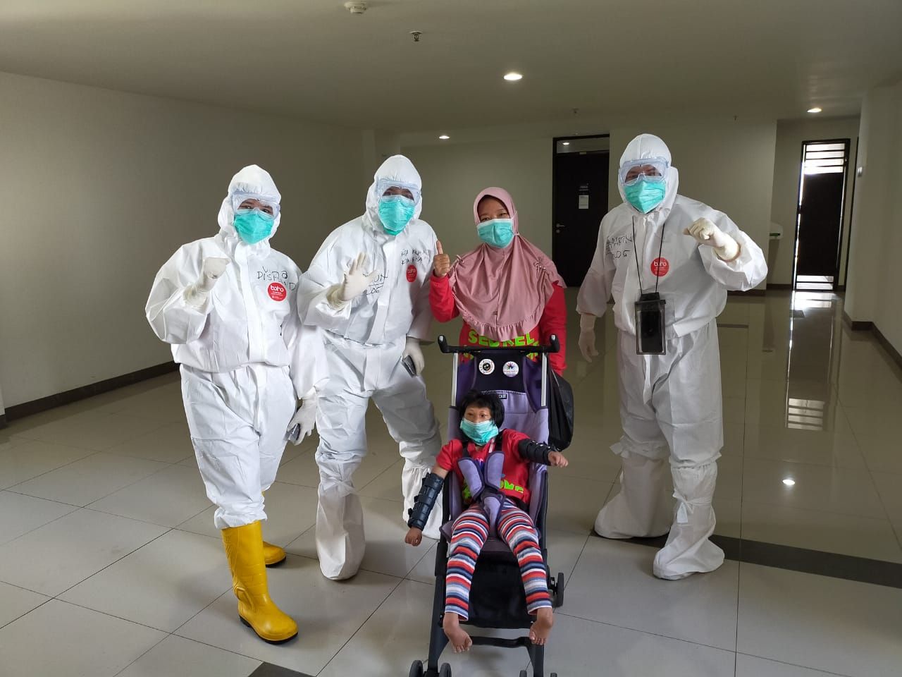 Diva dan ibundanya, Lia Octora, saat masih menjalani isolasi di Wisma Atlet. (Dok pribadi Lia Octora)