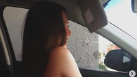 Tapi di samping itu, penampilan DJ Joana memang selalu terlihat menggoda. Ini mau ngapain sih di dalam mobil? Foto: Instagram