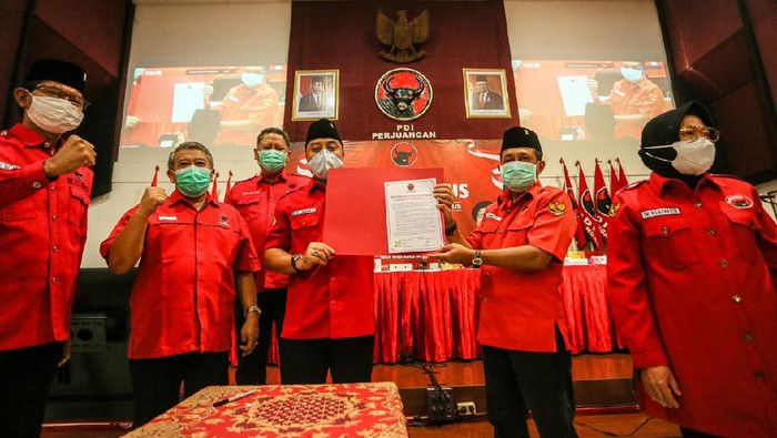 Calon Wali Kota Surabaya Eri Cahyadi dan Calon Wakil Wali Kota Armuji menandatangani komitmen politik dan pemerintahan. Ini dilakukan dalam Rapat Kerja Cabang Khusus (Rakercabsus) DPC PDIP Surabaya.
