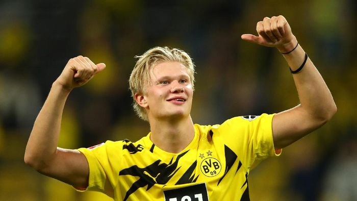 Erling Haaland Borussia Dortmund DORTMUND, GERMANY - SEPTEMBER 19: Erling Haaland of Borussia Dortmund shows appreciation to the fans following the Bundesliga match between Borussia Dortmund and Borussia Moenchengladbach at Signal Iduna Park on September 19, 2020 in Dortmund, Germany. Fans are set to return to Bundesliga stadiums in Germany despite to the ongoing Coronavirus Pandemic. Up to 20% of stadiums capacity are allowed to be filled. Final decisions are left to local health authorities and are subject to clubs hygiene concepts and the infection numbers in the corresponding region. (Photo by Dean Mouhtaropoulos/Getty Images)