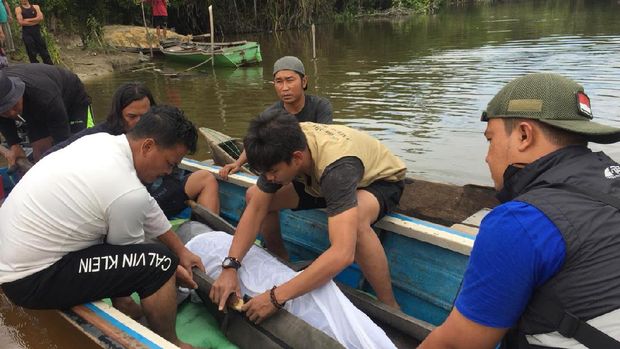 Evakuasi Ikan Pesut (DOK BBKSDA Riau)