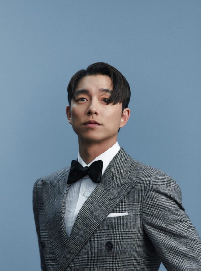 Aktor Korea lain yang juga masuk 10 besar Fashion Face Awards 2020 adalah Gong Yoo. Wajah Gong Yoo yang rupawan dibilang mewakili kecantikan klasik, chic, dan modern di waktu bersamaan. Foto: Dok. Majalah GQ