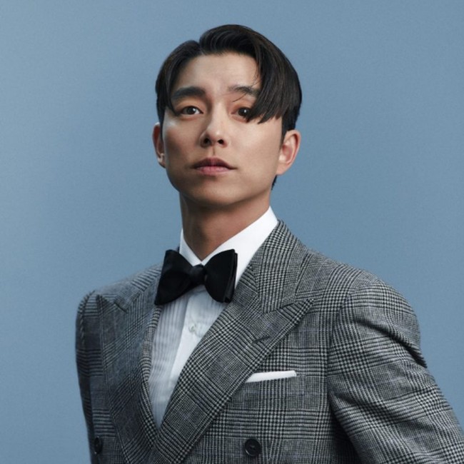 8. Gong Yoo (Goblin)Gong Yoo menjadi satu-satunya orang yang masuk dalam kategori aktor terpopuler baik dalam film dan drama tahun. Semenjak bermain dalam Goblin, pesona dan popularitas pria 41 tahun tersebut memang tetap di puncak. Foto: Dok. Majalah GQ