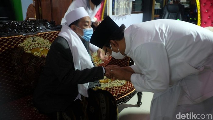 Pasangan Calon Wali Kota dan Wakil Wali Kota Pasuruan Saifullah Yusuf-Adi Wibowo menandatangani pakta khidmah bersama para ulama, kiai dan habaib se-Kota Pasuruan. Gus Ipul dan Mas Adi mengaku siap mendengarkan masukan ulama dan habaib jika diberi amanah memimpin Kota Pasuruan.