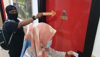 Polisi masih mendalami peran dari tujuh orang yang diamankan itu. Apakah keenam pria tersebut semuanya menggilir korban atau tidak.