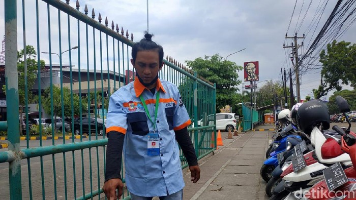 Irwan Torre, jukir di Kota Kota Makassar yang  mengembalikan uang Rp 24 juta yang ditemukannya tercecer di parkiran sebuah mal di Makassar (Hermawan-detikcom).