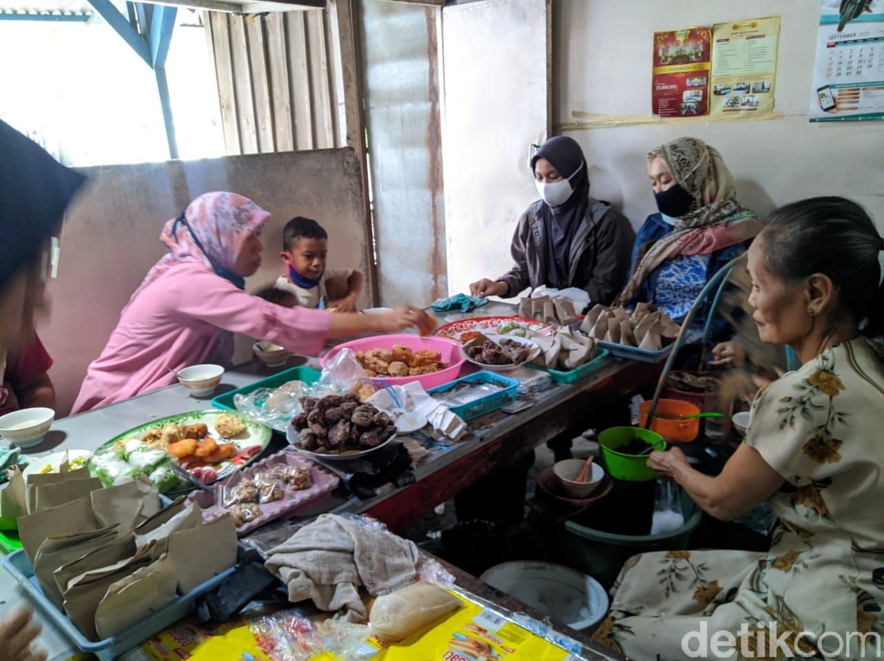 Semua Jajanan  di Warung Matun Ini Harganya Rp 1 000