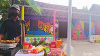 Warga mengandalkan dagangan yang dijajakan di depan rumah. Ada kuliner dari bakso, mie ayam, pentol, lontong tahu dan jajan ringan lainnya hingga menyewakan permainan anak-anak.