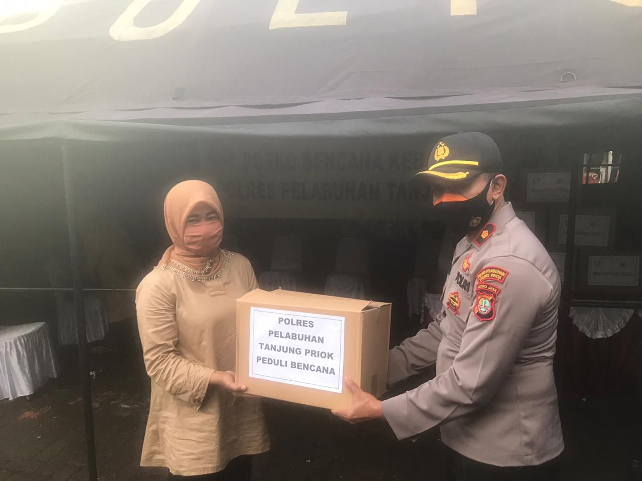 Kapolres Pelabuhan Tanjung Priok AKBP Ahrie Sonta memberi bantuan secara simbolis
