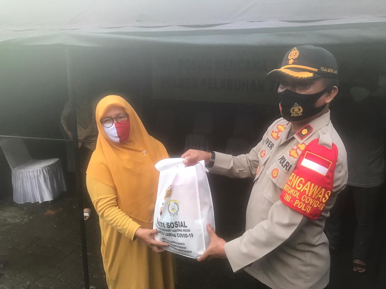 Kapolres Pelabuhan Tanjung Priok AKBP Ahrie Sonta memberi bantuan secara simbolis