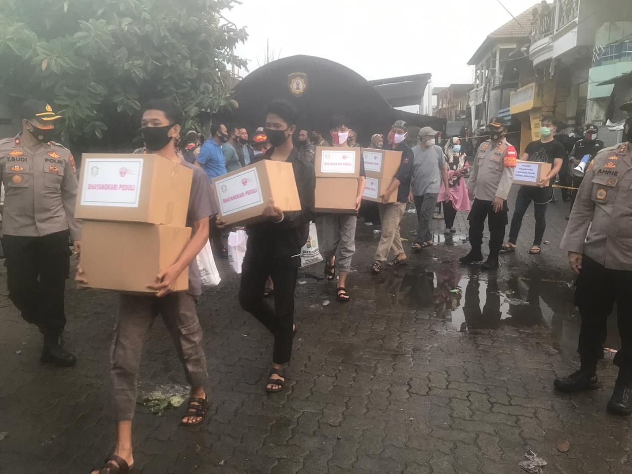 Kapolres Pelabuhan Tanjung Priok AKBP Ahrie Sonta memberi bantuan secara simbolis