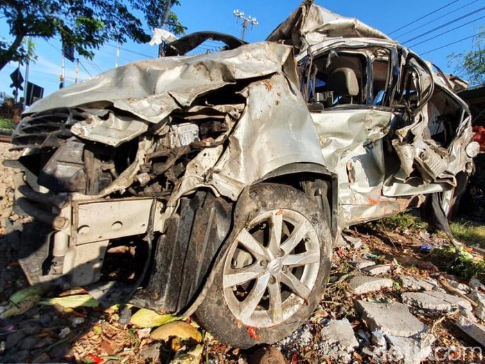 Mobil Suzuki Splash Nopol N 559 VH ringsek tertabrak kereta commuter di Kabupaten Pasuruan. Seorang penumpang tewas dalam kecelakaan tersebut.