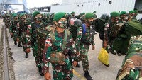 Sejumlah prajurit Yonif 133/Yudha Sakti berbaris membawa ransel sebelum menaiki kapal di Pelabuhan Dwikora Pontianak, Kalimantan Barat, Minggu (20/9/2020).